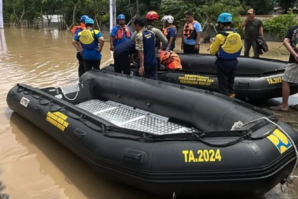 menangani banjir di Bekasi