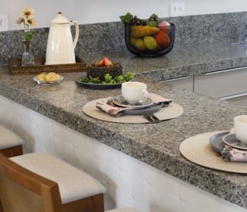 mengatur meja dapur