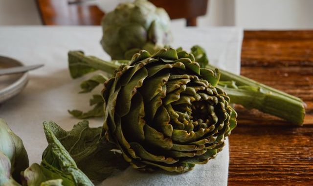 tips mengupas artichoke